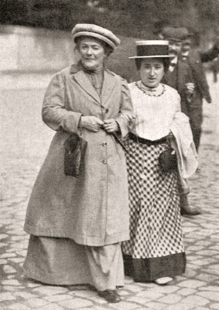 Initiativtagaren Clara Zetkin tillsammans med Rosa Luxemburg (1910).